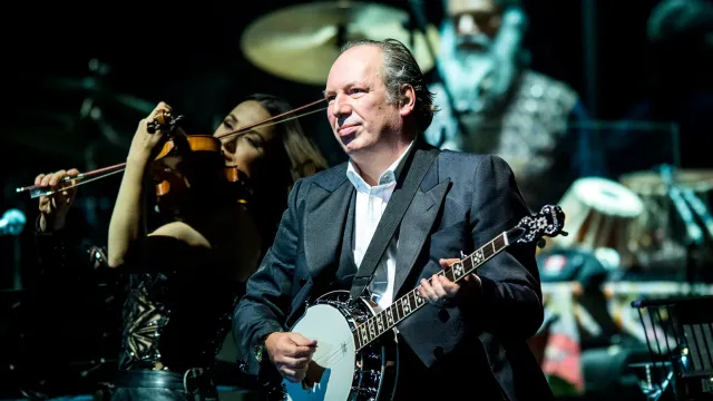 Hans Zimmer a atuar na Arena de Esportes Papp László em Budapeste, Hungria, em 11 de maio de 2016.