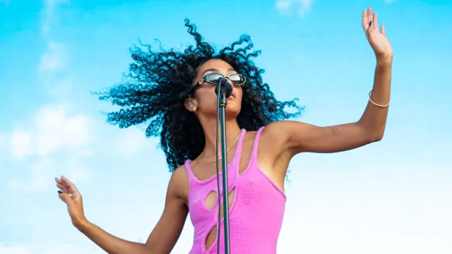 Olivia Dean a atuar no MEO Kalorama, 2024.