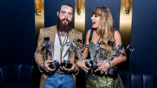Post Malone e Taylor Swift nos MTV VMA's, 2024.