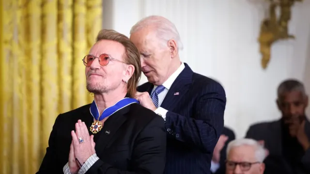 Bono, vocalista dos U2, recebeu a Medalha Presidencial da Liberdade de Joe Biden, na Casa Branca, a 4 de janeiro de 2025.