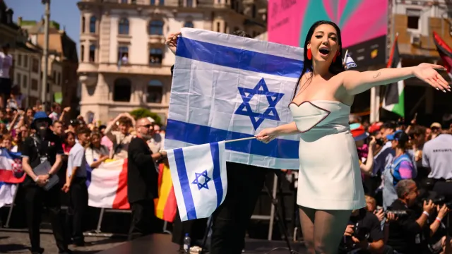 Yuval Raphael, em representação de Israel, marcou presença no Turquoise Carpet da cerimónia de abertura da 69.ª edição do Festival Eurovisão da Canção, na Messe Basel, a 11 de maio de 2025.