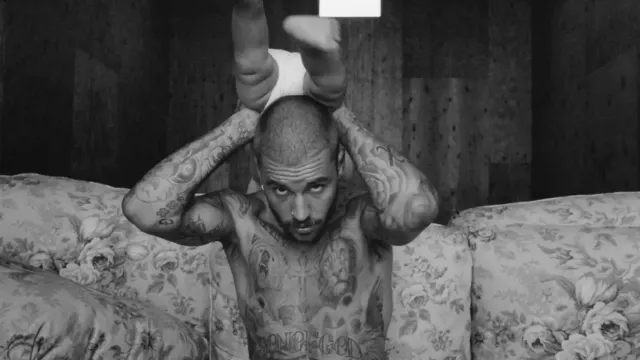 Justin Bieber regressa com o seu sétimo álbum de estúdio, Swag.