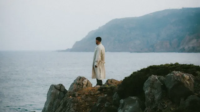 Capa do álbum "Violetta" de Lhast, 2025.