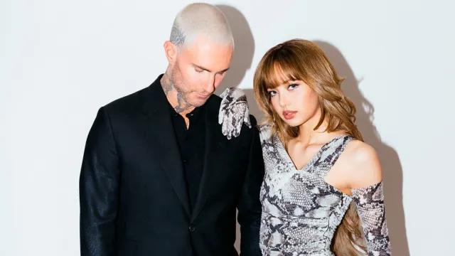 Adam Levine, vocalista dos Maroon 5, com LISA das BLACKPINK, 2025.