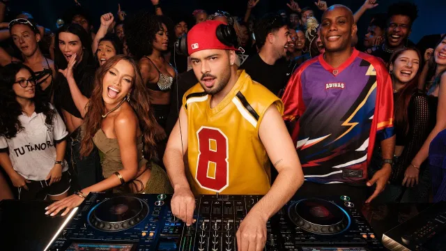 Pedro Sampaio e Anitta na gravação do videoclipe "Bota um Funk", 2025.