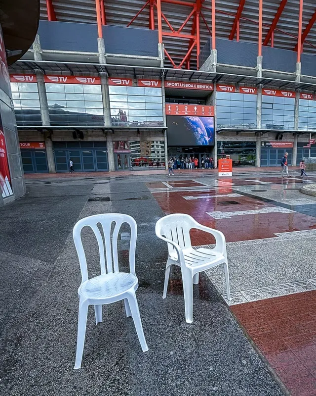 Cadeiras no Estádio da Luz, idêntico ao álbum do Bad Bunny, 2025.